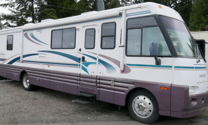 1999 Itasca SUNFLYER 36′ Bus, by Winnebago, Cummins 275-HP Diesel, Slide-Out-Image
