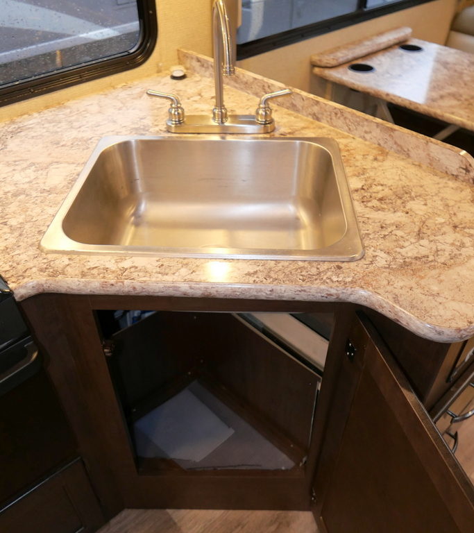 2019 FOUR WINDS 26B 4X4 Class-C, by Thor Motor Coach, Slide-Out-Image