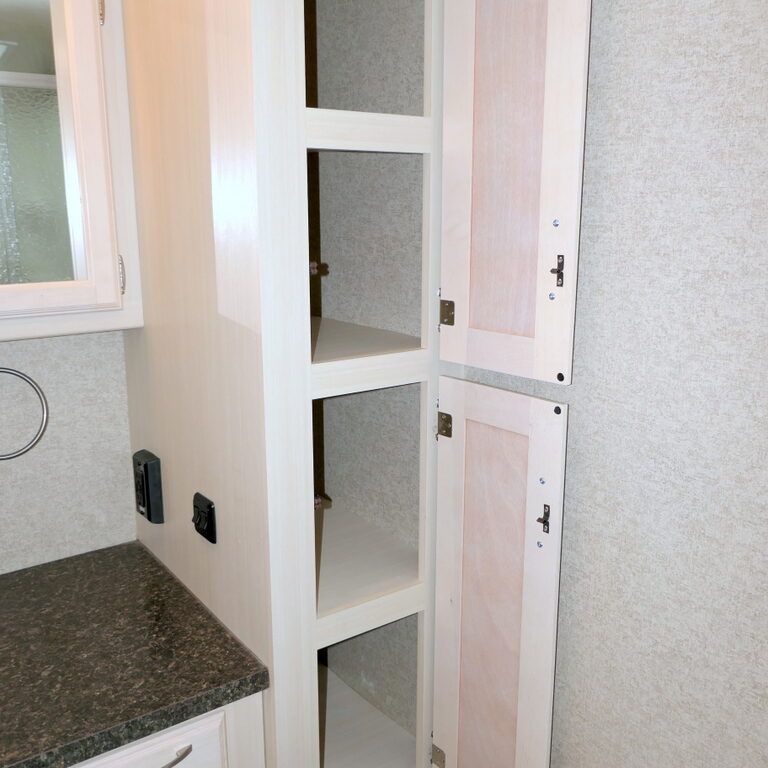 2017 Winnebago MINNIE PLUS 26RBSS Travel Trailer, Slide-Out, 1-Owner-Image