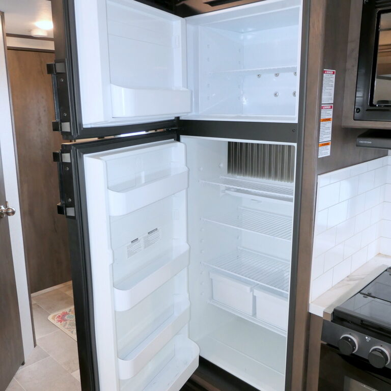 2021 Coleman LIGHT 2515RL Travel Trailer, By Dutchmen, Slide-Out, Great Condition!-Image