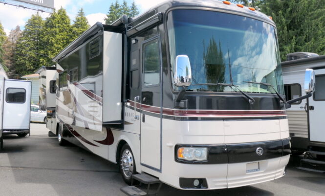 2009 Monaco KNIGHT 41SKQ Bus, Cummins 360-HP Turbo Diesel, Quad-Slides-Image