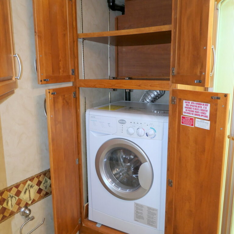 2009 Monaco KNIGHT 41SKQ Bus, Cummins 360-HP Turbo Diesel, Quad-Slides-Image