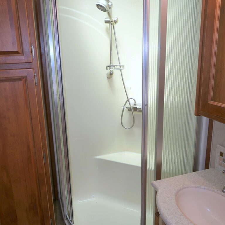 2009 Monaco KNIGHT 41SKQ Bus, Cummins 360-HP Turbo Diesel, Quad-Slides-Image