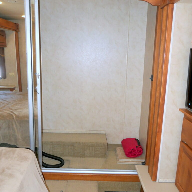 2009 Monaco KNIGHT 41SKQ Bus, Cummins 360-HP Turbo Diesel, Quad-Slides-Image