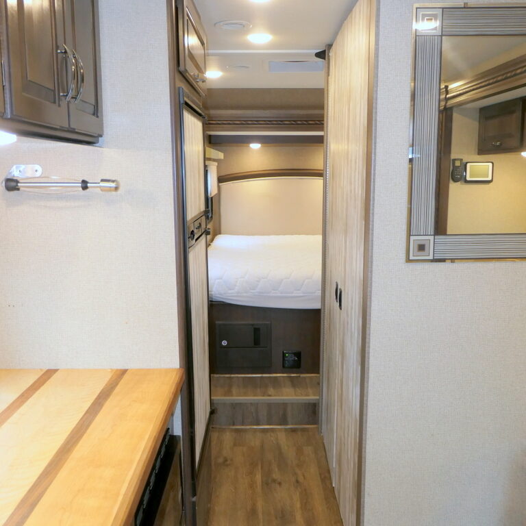 2018 Thor CHATEAU 24HL Class-C, 2-Slide-Outs, Mercedes Sprinter Diesel-Image