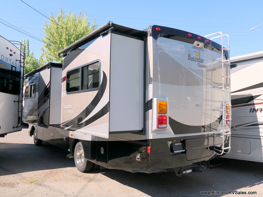 2014 Fleetwood BOUNDER Classic 30T Class-A, 2-Slides, Full Body Paint-Image