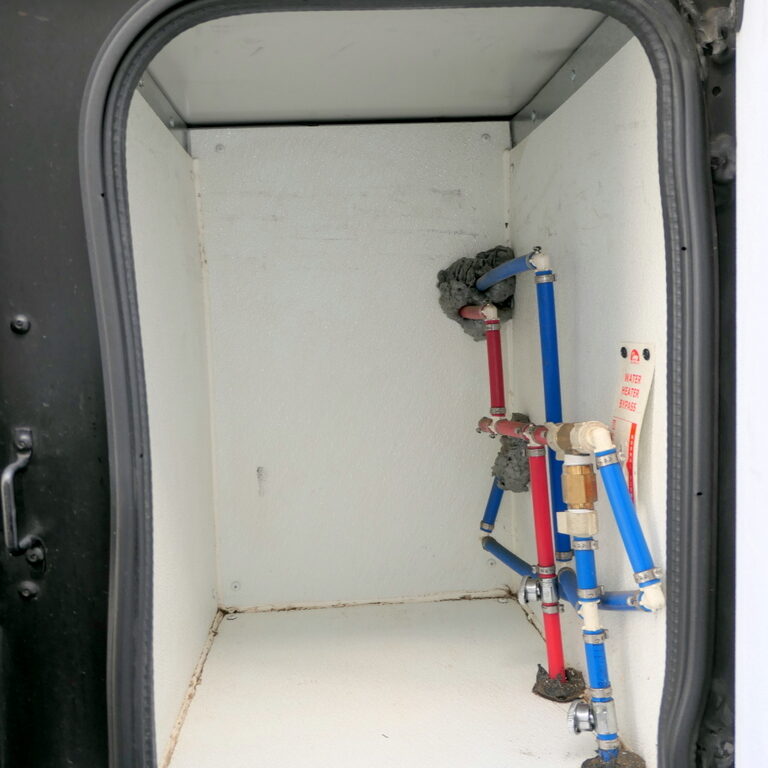 2014 Fleetwood BOUNDER Classic 30T Class-A, 2-Slides, Full Body Paint-Image