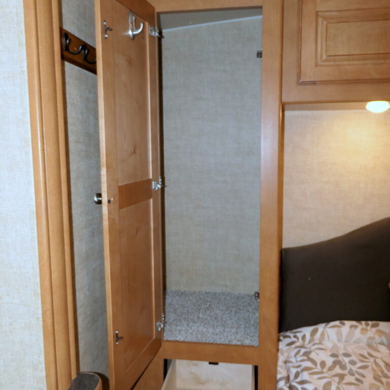 2017 Winnebago SUNSTAR LX 27N Class-A, 3-Slide-Outs, Full Paint, Low Miles-Image