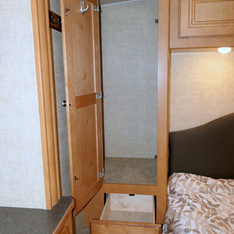 2017 Winnebago SUNSTAR LX 27N Class-A, 3-Slide-Outs, Full Paint, Low Miles-Image