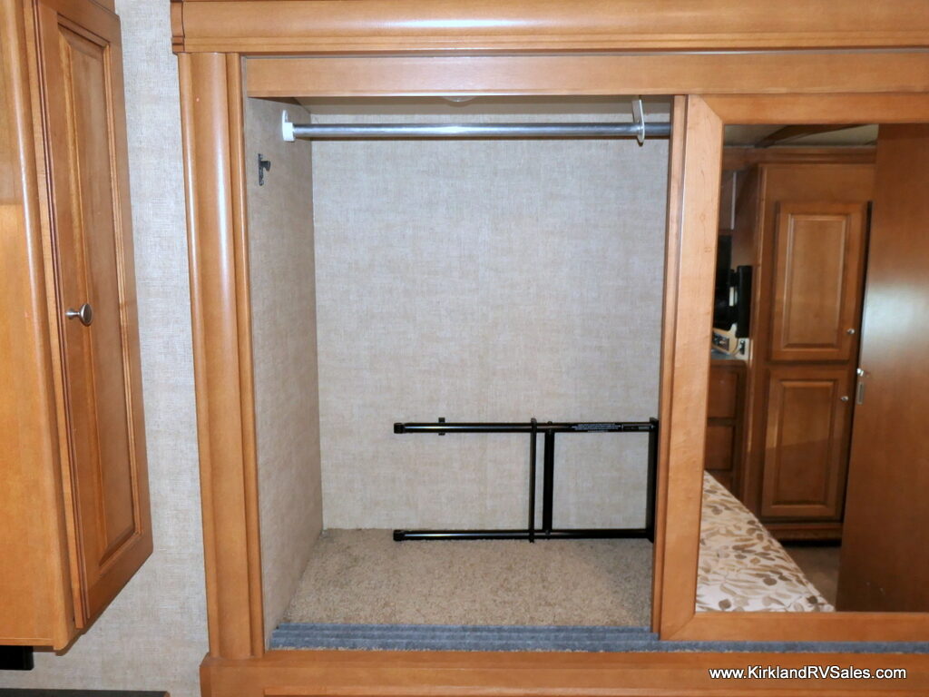 2017 Winnebago SUNSTAR LX 27N Class-A, 3-Slide-Outs, Full Paint, Low Miles-Image