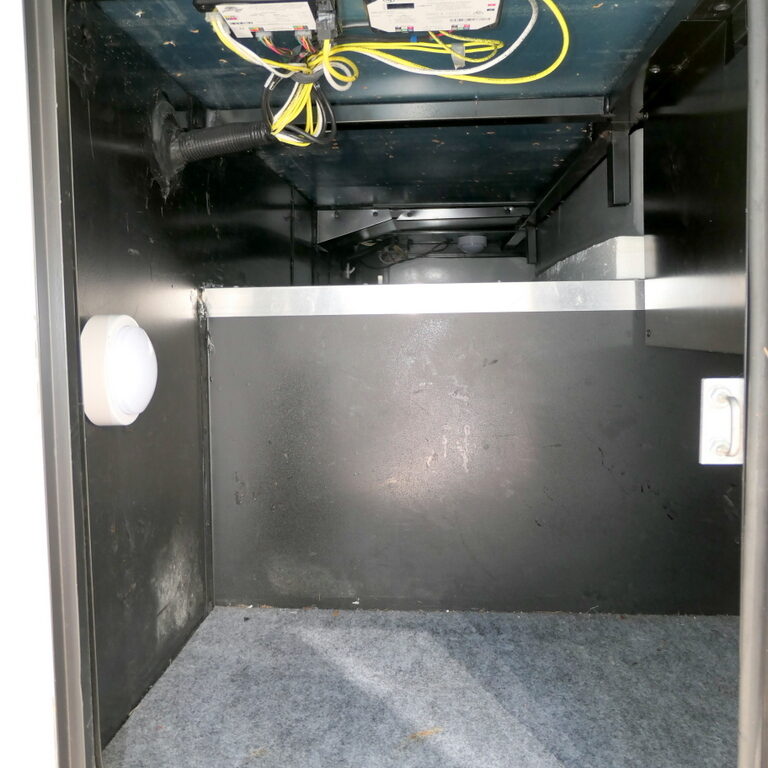 2017 Winnebago SUNSTAR LX 27N Class-A, 3-Slide-Outs, Full Paint, Low Miles-Image