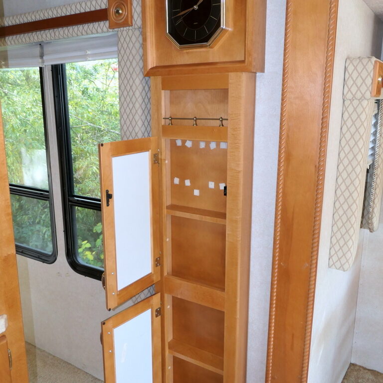 2004 SUN VOYAGER 8351MXG Class-A, By Gulf Stream, 2-Slide-Outs-Image