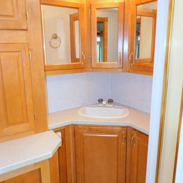 2004 SUN VOYAGER 8351MXG Class-A, By Gulf Stream, 2-Slide-Outs-Image