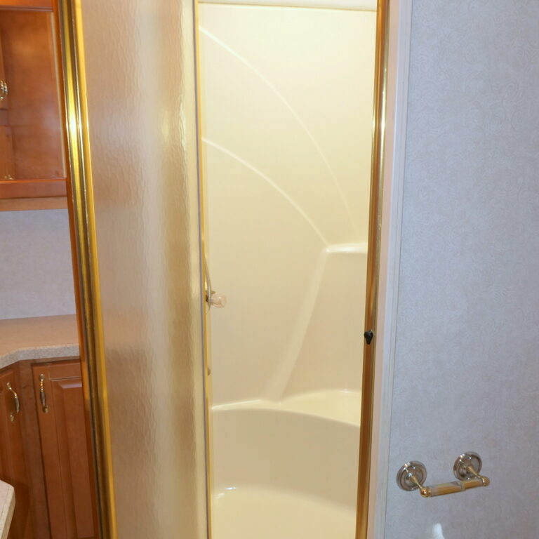 2004 SUN VOYAGER 8351MXG Class-A, By Gulf Stream, 2-Slide-Outs-Image