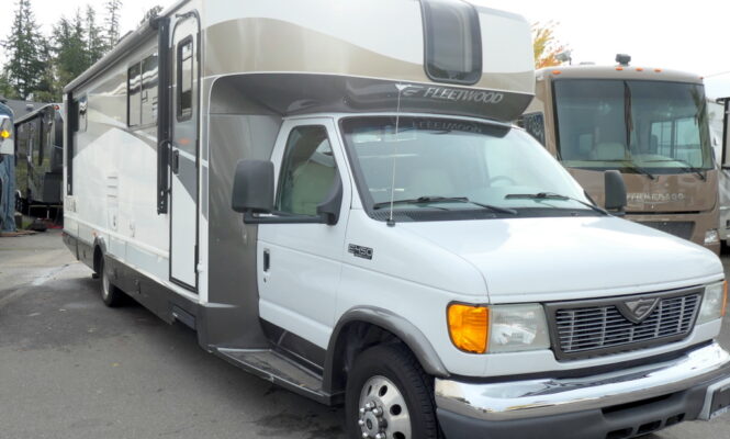 2006 Fleetwood TIOGA SLX 31T Class-C, Slide-Out, Low Miles, Party Floor Plan!-Image