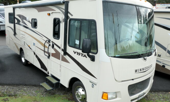 2015 Winnebago VISTA 31KE Class-A, Slide-Out, Solar, Great Storage!-Image