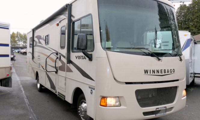 2015 Winnebago VISTA 31KE Class-A, Slide-Out, Solar, Great Storage!-Image