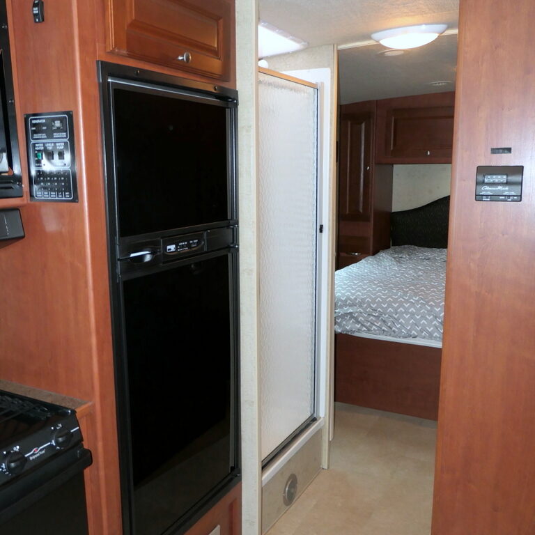 2015 Winnebago VISTA 31KE Class-A, Slide-Out, Solar, Great Storage!-Image