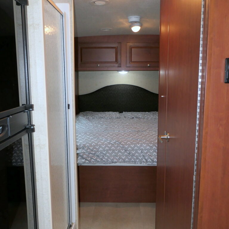 2015 Winnebago VISTA 31KE Class-A, Slide-Out, Solar, Great Storage!-Image