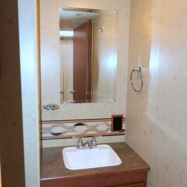 2015 Winnebago VISTA 31KE Class-A, Slide-Out, Solar, Great Storage!-Image