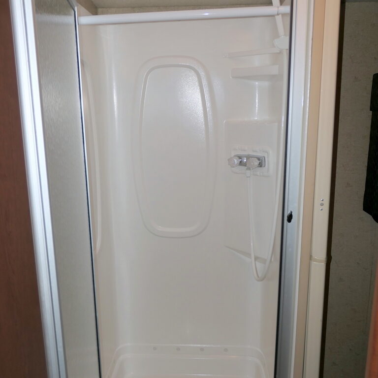 2015 Winnebago VISTA 31KE Class-A, Slide-Out, Solar, Great Storage!-Image