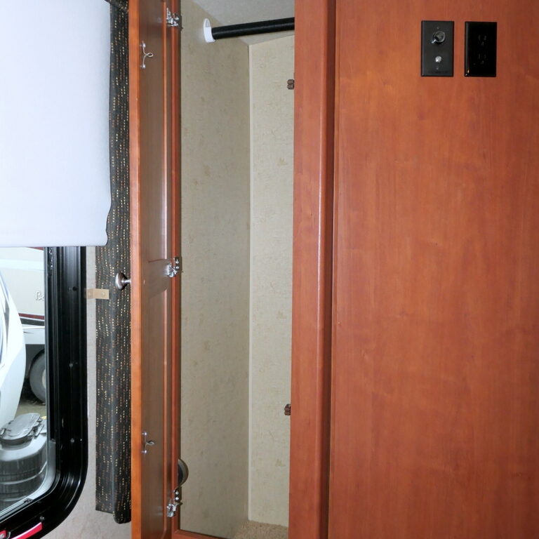 2015 Winnebago VISTA 31KE Class-A, Slide-Out, Solar, Great Storage!-Image