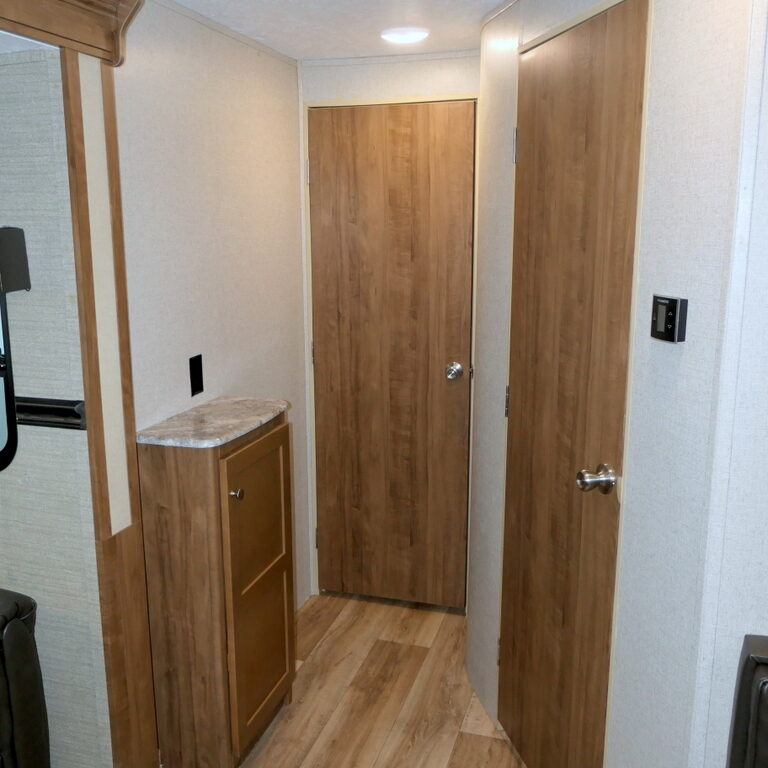 2018 Dutchmen ASPEN TRAIL 2390RKS Travel Trailer, Slide-Out, Like New!-Image