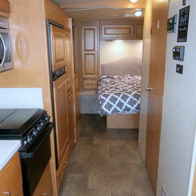 2014 Winnebago VISTA 27N Class-A, 3-Slide-Outs, Low Miles!-Image