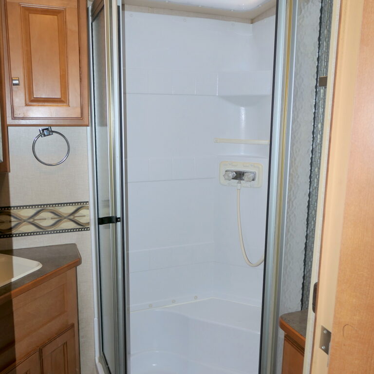 2014 Winnebago VISTA 27N Class-A, 3-Slide-Outs, Low Miles!-Image