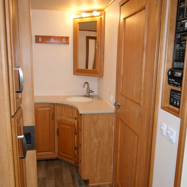 2007 JOURNEY 36G Bus by Winnebago, CAT-350HP, Full-Paint, 2-Slide-Outs-Image