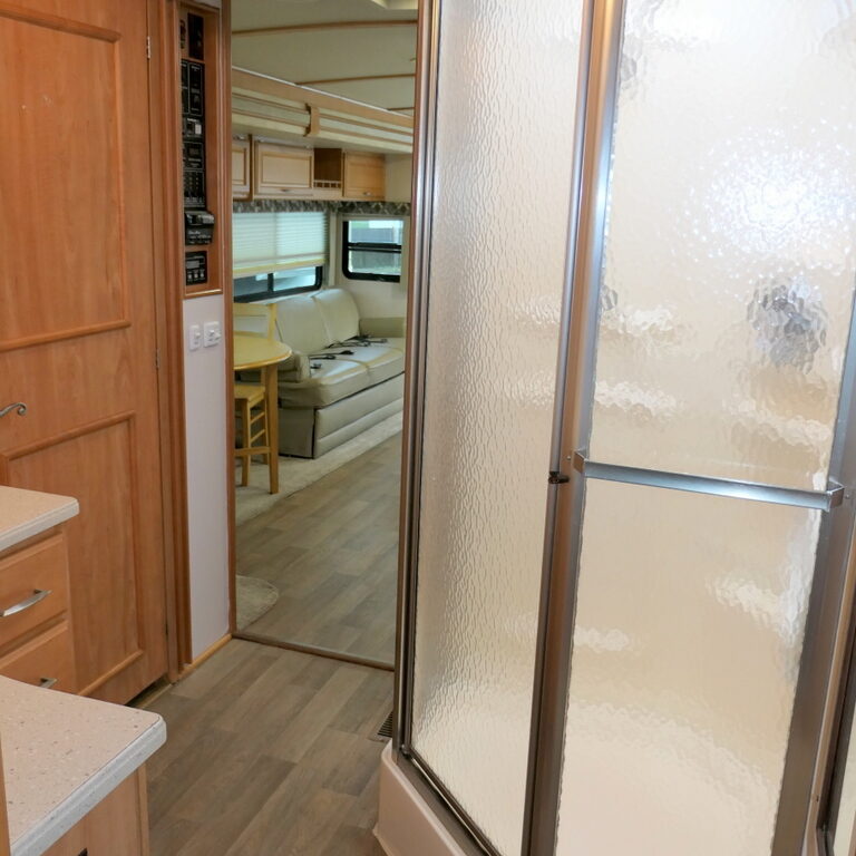 2007 JOURNEY 36G Bus by Winnebago, CAT-350HP, Full-Paint, 2-Slide-Outs-Image