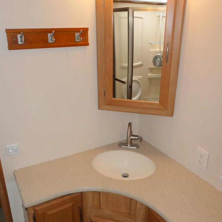 2007 JOURNEY 36G Bus by Winnebago, CAT-350HP, Full-Paint, 2-Slide-Outs-Image