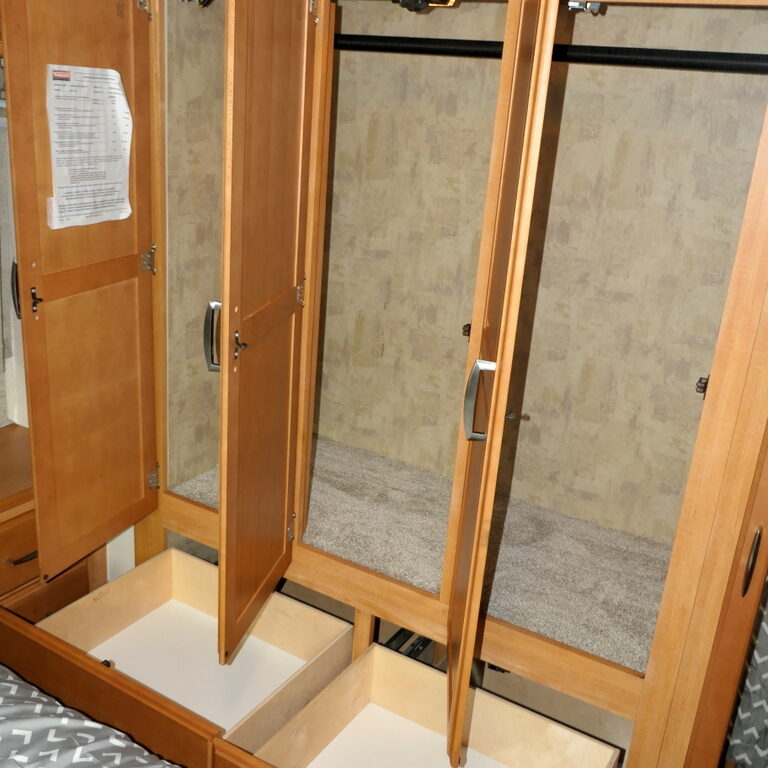 2007 JOURNEY 36G Bus by Winnebago, CAT-350HP, Full-Paint, 2-Slide-Outs-Image