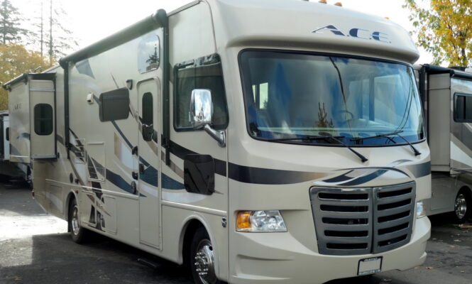 2015 ACE 30.1 Class-A by Thor Motor Coach, 2-Slide-Outs, Low Miles!-Image