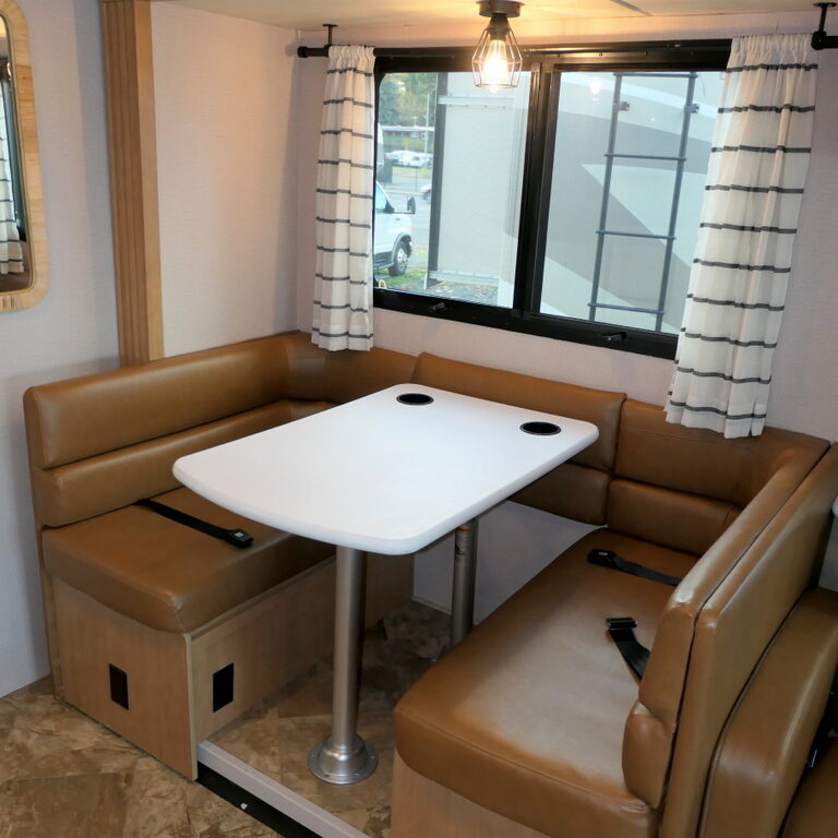 2015 ACE 30.1 Class-A by Thor Motor Coach, 2-Slide-Outs, Low Miles!-Image