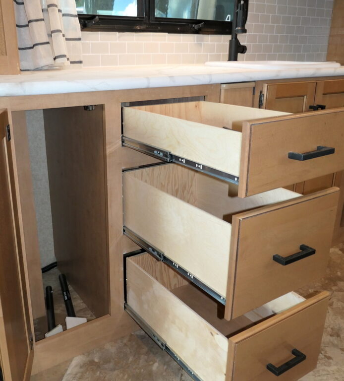 2015 ACE 30.1 Class-A by Thor Motor Coach, 2-Slide-Outs, Low Miles!-Image