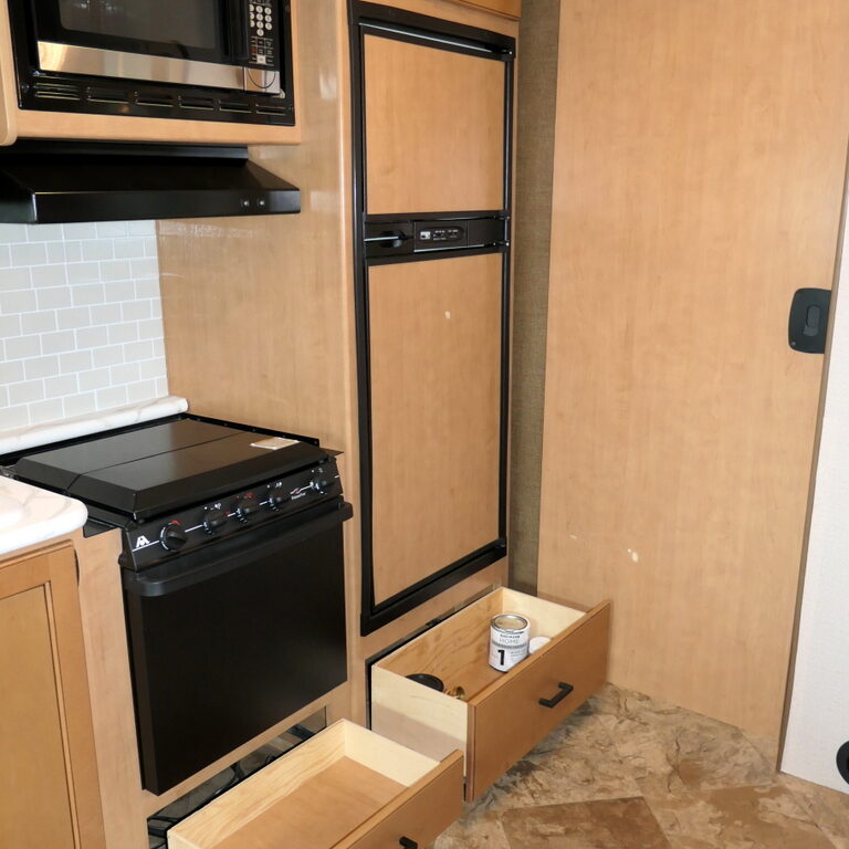 2015 ACE 30.1 Class-A by Thor Motor Coach, 2-Slide-Outs, Low Miles!-Image