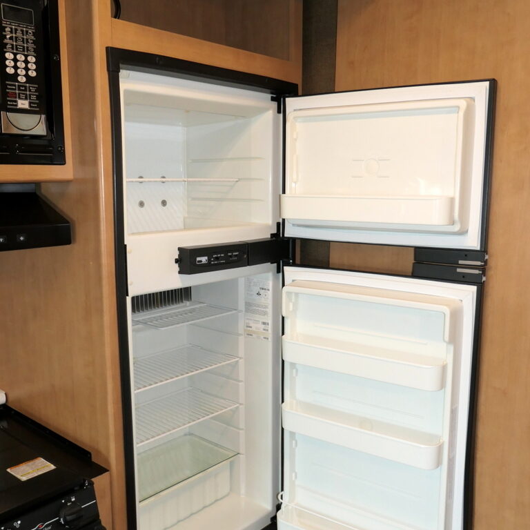 2015 ACE 30.1 Class-A by Thor Motor Coach, 2-Slide-Outs, Low Miles!-Image