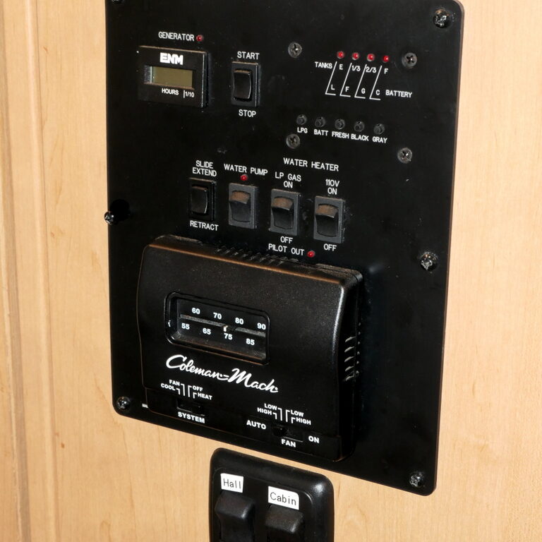 2015 ACE 30.1 Class-A by Thor Motor Coach, 2-Slide-Outs, Low Miles!-Image