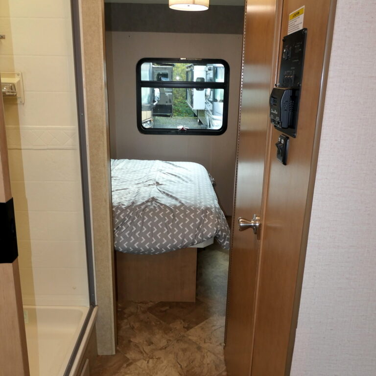 2015 ACE 30.1 Class-A by Thor Motor Coach, 2-Slide-Outs, Low Miles!-Image