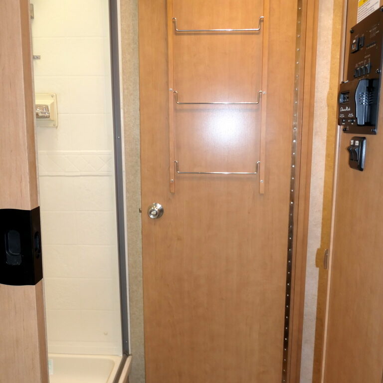 2015 ACE 30.1 Class-A by Thor Motor Coach, 2-Slide-Outs, Low Miles!-Image