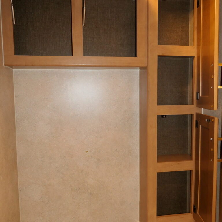 2015 ACE 30.1 Class-A by Thor Motor Coach, 2-Slide-Outs, Low Miles!-Image