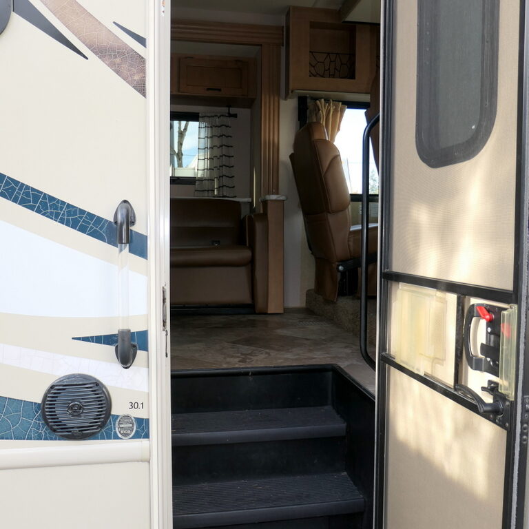 2015 ACE 30.1 Class-A by Thor Motor Coach, 2-Slide-Outs, Low Miles!-Image