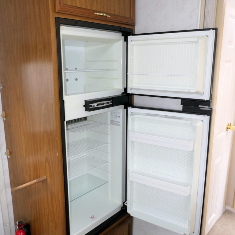 2000 Four Winds CHATEAU Sport 28A Class-C, By Thor, Non-Slide, Sleeps-8-Image