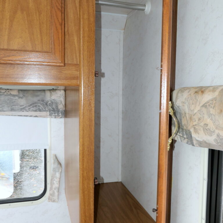 2000 Four Winds CHATEAU Sport 28A Class-C, By Thor, Non-Slide, Sleeps-8-Image