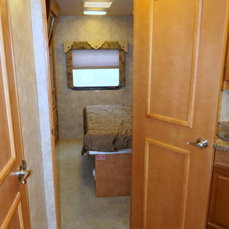 2008 Gulf Stream INDEPENDENCE 8367 Class-A, 3-Slide-Outs, Low Miles!-Image