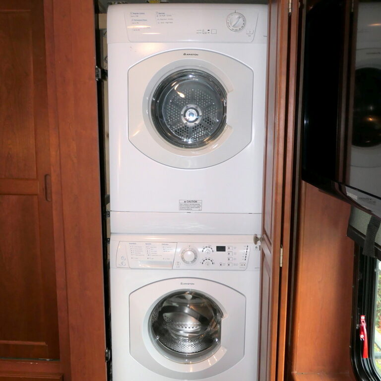 2014 Itasca SUNCRUISER 38Q Class-A, By Winnebago, 3-Slides, Full Paint, Solar!-Image