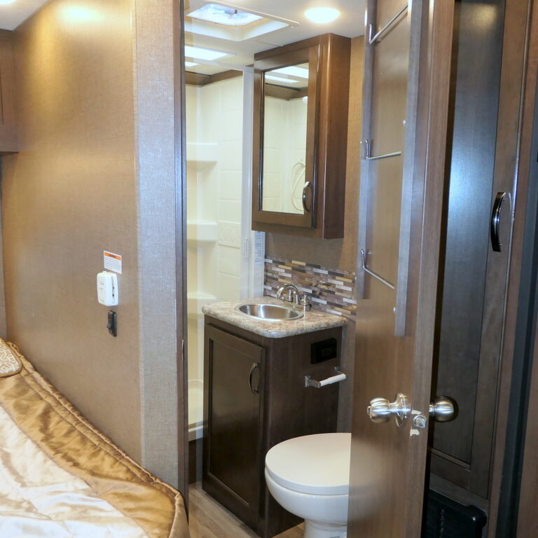 2018 Thor FREEDOM ELITE 23H Class-C, Non-Slide, Low Miles-Image