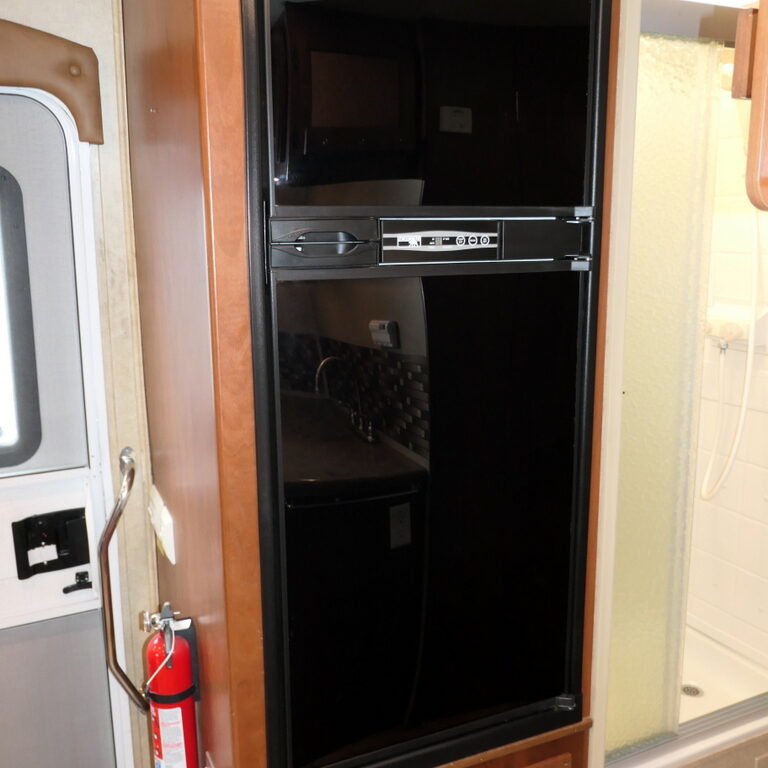 2014 Jayco MELBOURNE 29D Class-B+, Automatic Jacks, Paint, 3-Slide-Outs-Image