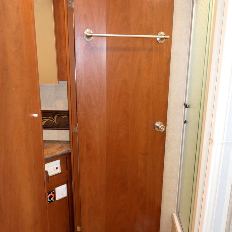 2014 Jayco MELBOURNE 29D Class-B+, Automatic Jacks, Paint, 3-Slide-Outs-Image